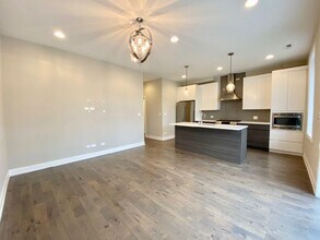 317 W Evergreen Ave in Chicago, IL - Foto de edificio - Building Photo