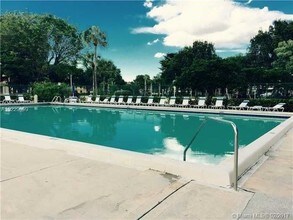 105 Gardens Dr in Pompano Beach, FL - Building Photo - Building Photo