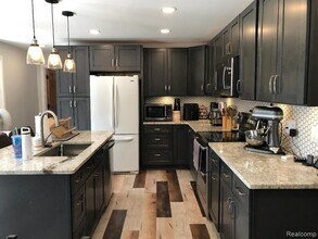 8135 Kenwick St in White Lake, MI - Building Photo - Building Photo