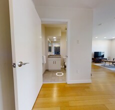 108 E Brookline St, Unit 204 in Boston, MA - Foto de edificio - Building Photo