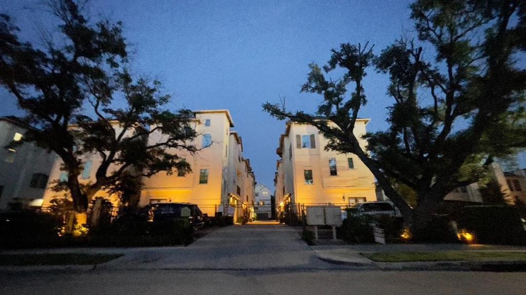 8243 Cambridge St in Houston, TX - Foto de edificio