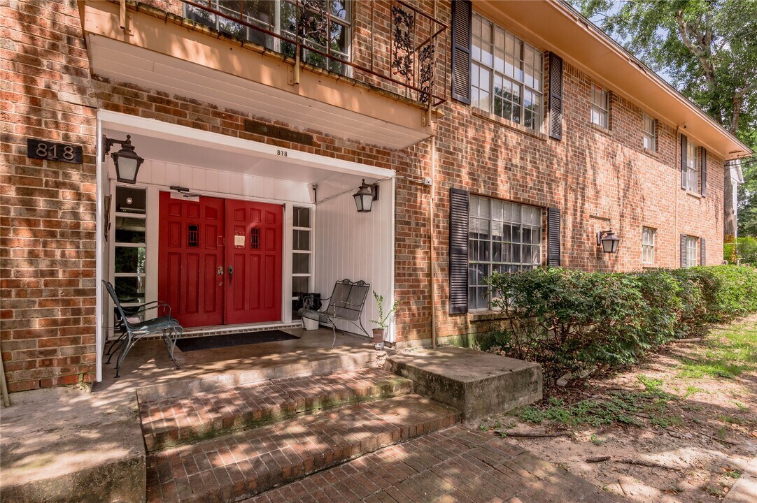 818 University Ave in Huntsville, TX - Building Photo