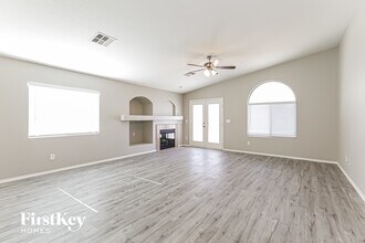 5217 N Painted Pebble St in North Las Vegas, NV - Foto de edificio - Building Photo