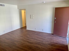 605 S Royal Crest Cir, Unit 7 in Las Vegas, NV - Building Photo - Building Photo