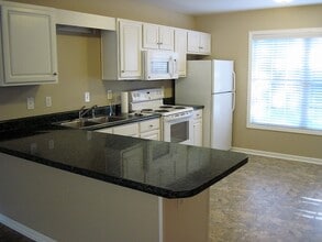 121B Heatherbrook Ct in Anderson, SC - Foto de edificio - Building Photo