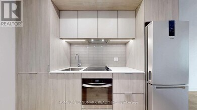 395 Square One Dr in Mississauga, ON - Building Photo - Building Photo