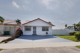 9098 NW 114th St in Hialeah Gardens, FL - Building Photo