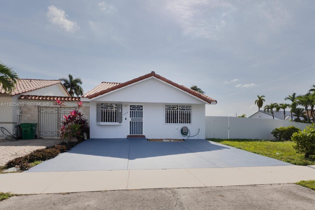 9098 NW 114th St in Hialeah Gardens, FL - Building Photo