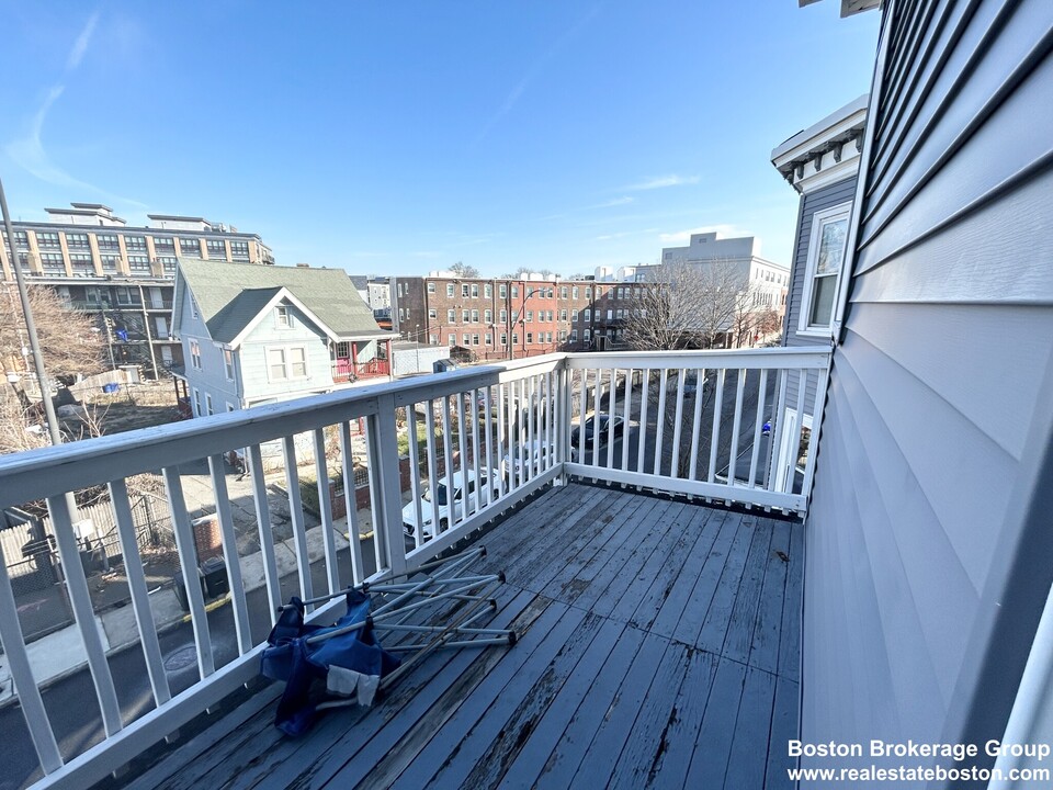 151 E Cottage St, Unit 3 in Boston, MA - Building Photo