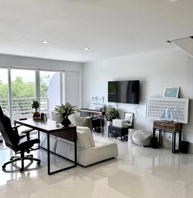 3121 Commodore Plaza in Miami, FL - Building Photo - Building Photo