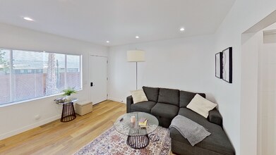 10863 Kling St, Unit Unit # 2 in Los Angeles, CA - Building Photo - Building Photo