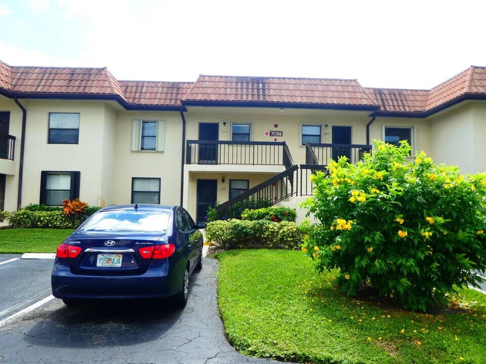 7094 Golf Colony Ct in Greenacres, FL - Building Photo