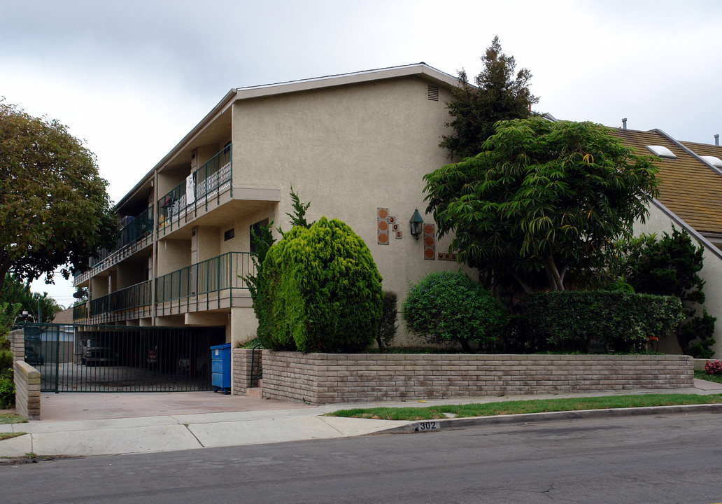 302 W Imperial Ave in El Segundo, CA - Building Photo