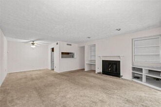 1004 Dunbar Dr in Dunwoody, GA - Foto de edificio - Building Photo