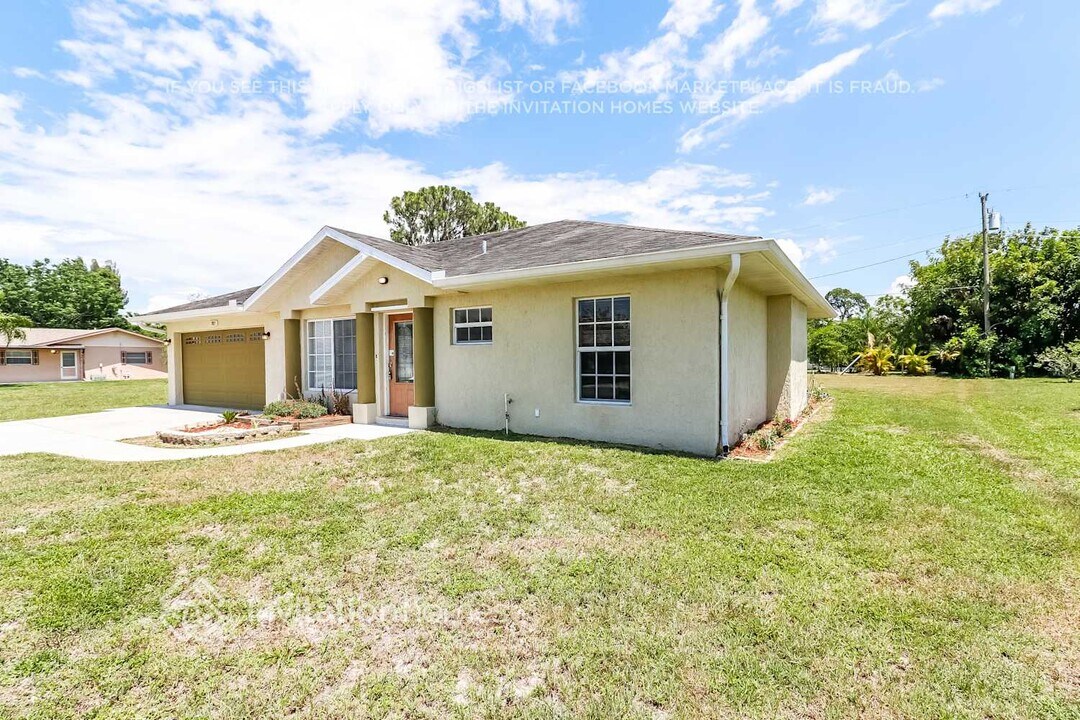 707 Hartford Dr NW in Port Charlotte, FL - Building Photo