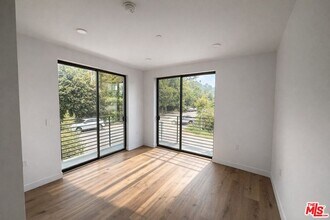 10867 Fruitland Dr in Los Angeles, CA - Building Photo - Building Photo