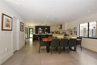 921 Sunset Rd in Coral Gables, FL - Foto de edificio - Building Photo
