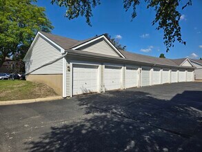 149 N Waters Edge Dr in Glendale Heights, IL - Building Photo - Building Photo