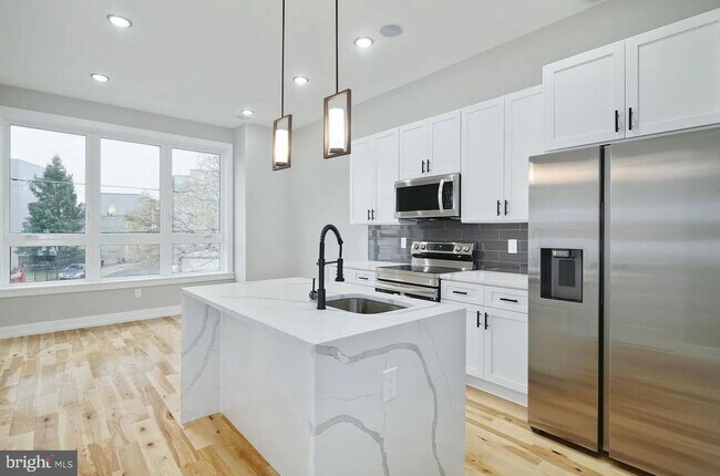 411 W Hewson St-Unit -UNIT 2 in Philadelphia, PA - Foto de edificio - Building Photo