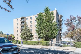 Village Plaza in Flushing, NY - Foto de edificio - Building Photo