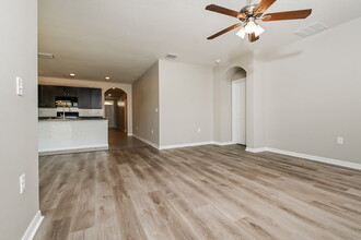 12009 Gillingham Harbor Ln in Gibsonton, FL - Foto de edificio - Building Photo