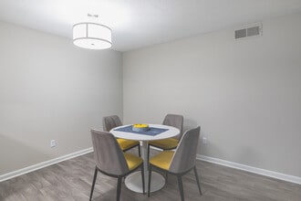 West Wind in Charleston, SC - Building Photo - Interior Photo