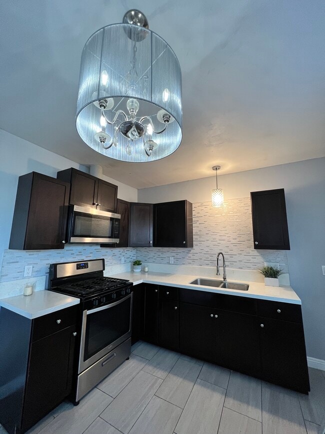 8203 Buhman Ave in Pico Rivera, CA - Foto de edificio - Building Photo