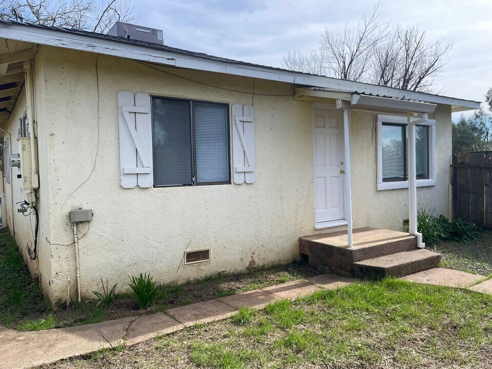 5303 Happy Valley Rd in Anderson, CA - Building Photo