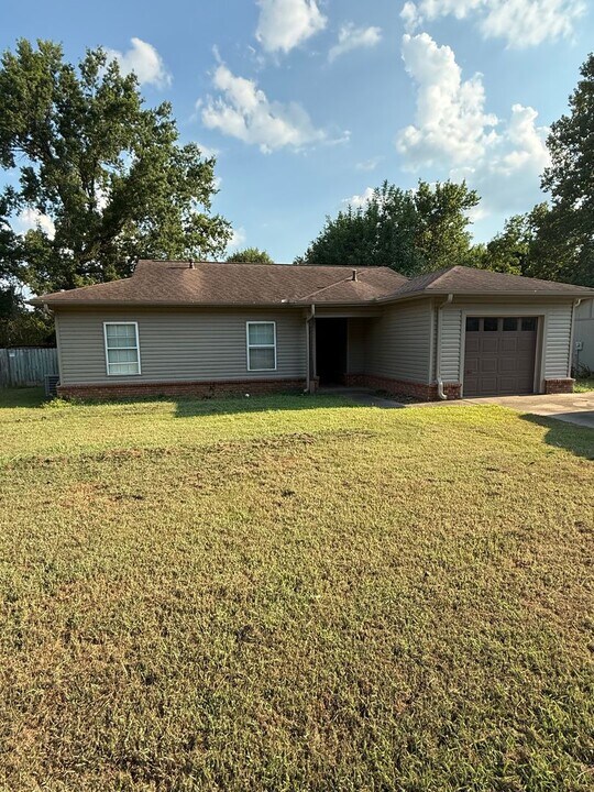 1309 Grand Oak Dr in Greenwood, AR - Foto de edificio