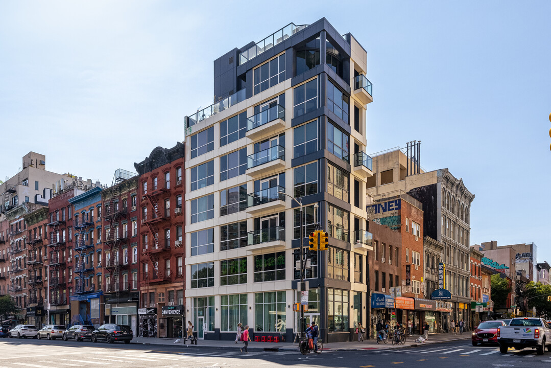 355 Grand St in New York, NY - Building Photo