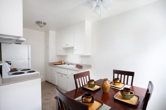 16251 Woodruff Ave in Bellflower, CA - Building Photo - Building Photo