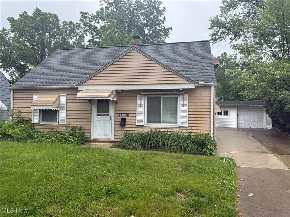 23330 Roger Dr in Euclid, OH - Building Photo