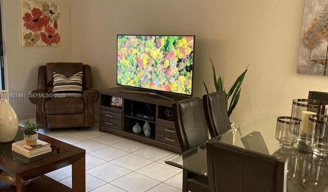 8035 SW 107th Ave in Miami, FL - Foto de edificio - Building Photo