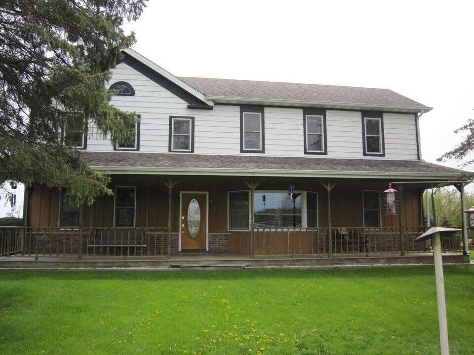 12701 304th Ave in Salem Lakes, WI - Building Photo