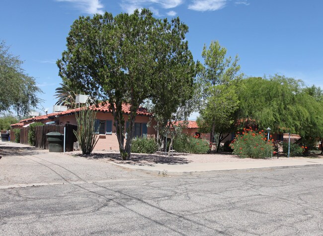 Forgeus Village Apartments in Tucson, AZ - Foto de edificio - Building Photo