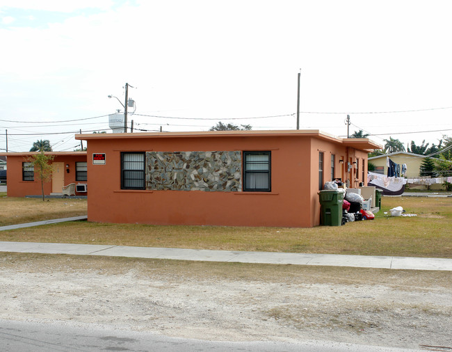 703-719 NW 9th Ave in Homestead, FL - Foto de edificio - Building Photo