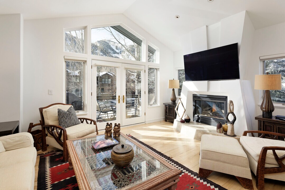 926 E Durant Ave in Aspen, CO - Building Photo