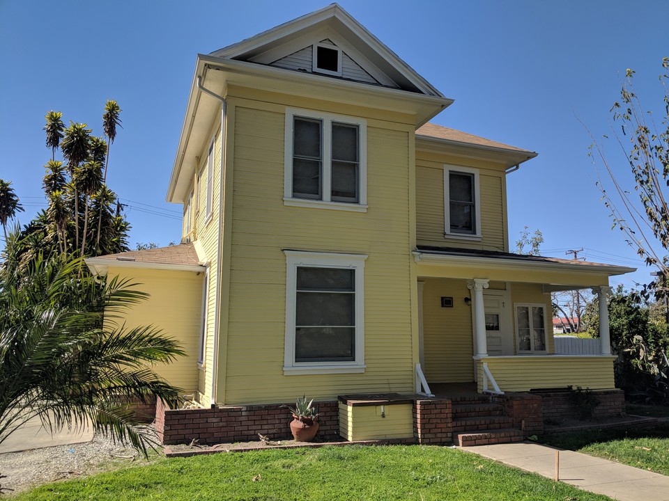 Clothier House in Santa Ana, CA - Building Photo