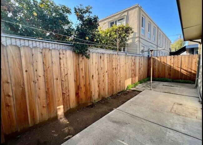 511 W 5th St in Antioch, CA - Building Photo - Building Photo