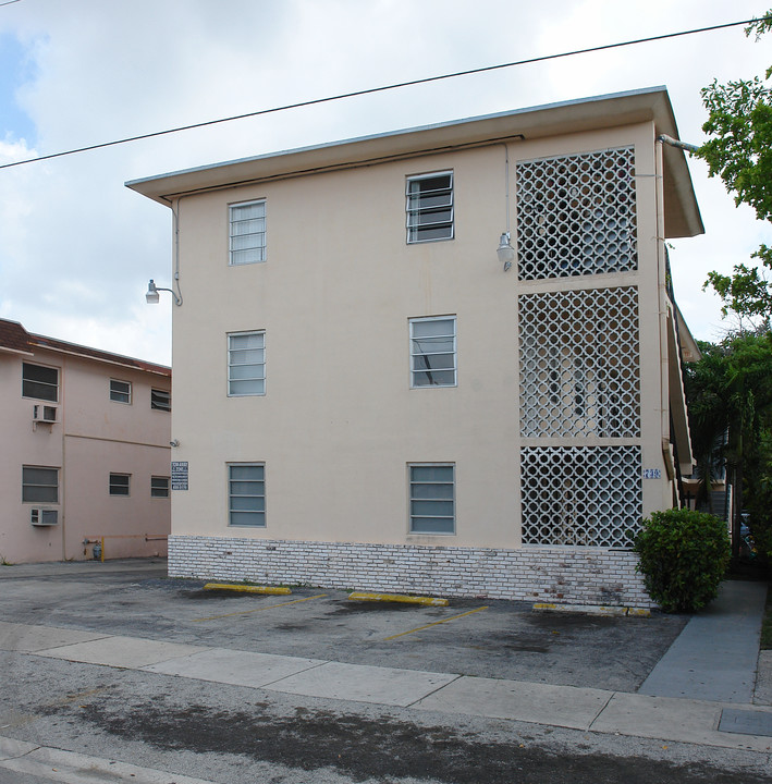 739 SW 9th St in Miami, FL - Building Photo