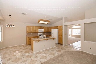 6256 Small Point Dr in Las Vegas, NV - Foto de edificio - Building Photo