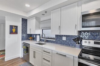 1001 Benjamin Franklin Dr in Sarasota, FL - Building Photo - Building Photo