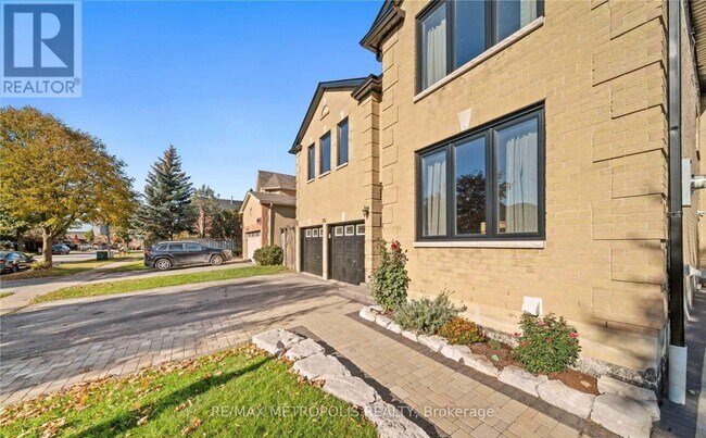 214 Stonemanor Ave in Whitby, ON - Building Photo - Building Photo