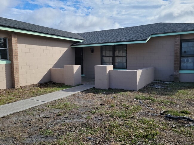 8176 Old English Dr in Jacksonville, FL - Building Photo - Building Photo