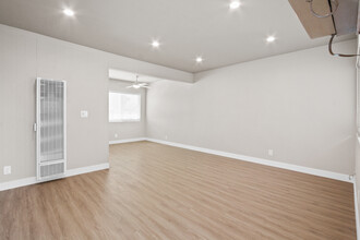 16002 S Myrtle Ave in Tustin, CA - Building Photo - Building Photo