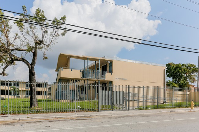 Newberg in Miami, FL - Foto de edificio - Building Photo