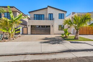 207 W Avenida San Antonio in San Clemente, CA - Building Photo
