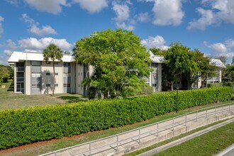 Foxwood Hollow Condominiums in Coral Springs, FL - Building Photo - Primary Photo