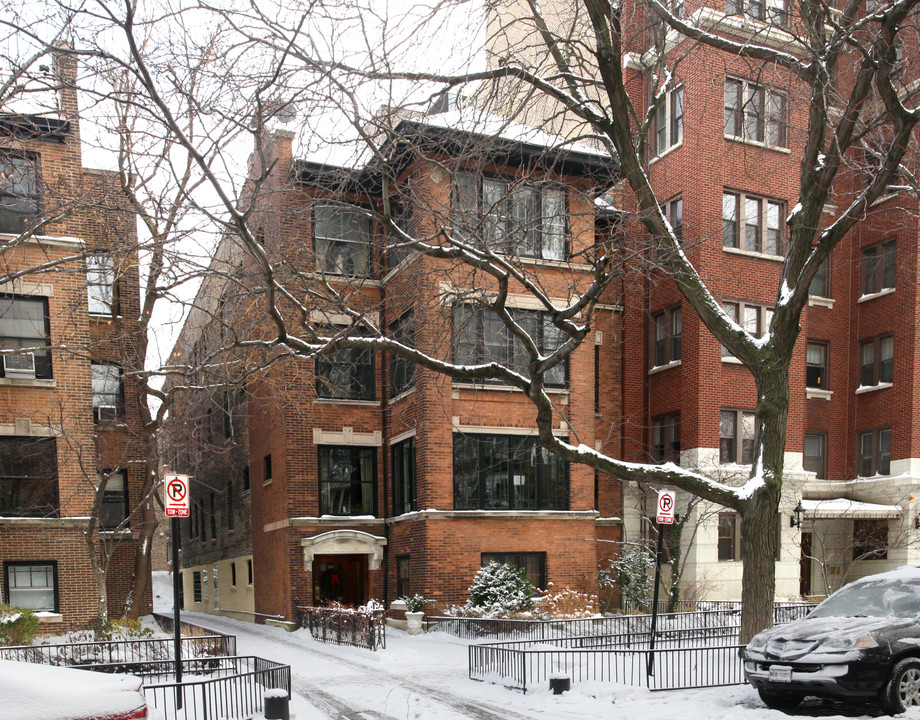 645 W Sheridan Rd in Chicago, IL - Foto de edificio