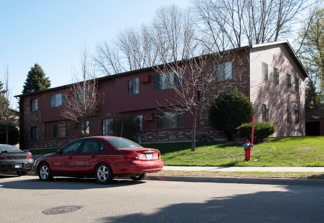 985 Echo Dr in Hutchinson, MN - Foto de edificio - Building Photo
